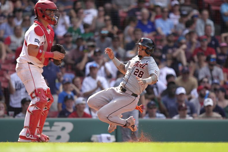 Javier Báez, derecha, de los Tigres de Detroit, anota mientras el receptor de los Medias Rojas de Boston, Connor Wong, observa el campo en un doblete de Carson Kelly en la 10ma entrada del juego de béisbol del domingo 2 de junio de 2024, en Boston. (AP Foto/Steven Senne)