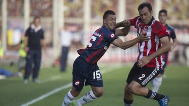 americateve | H&eacute;ctor Villalba (izquierda) del San Lorenzo lucha por el bal&oacute;n con Leandro Desabato de Estudiantes de la Plata durante el juego del domingo 1 de diciembre de 2013 del torneo Inicial en Argentina. (Foto de AP/Eduardo Di Baia)