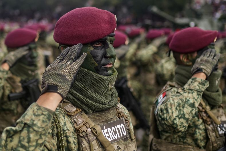 ARCHIVO - Un soldado participa en el desfile por el Día de la Independencia de México en el Zócalo de la capital mexicana, el 16 de septiembre de 2024. (AP Foto/Félix Márquez, archivo)