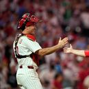 J.T. Realmuto, izquierda, y Caleb Kilian, de los Filis de Filadelfia, celebran despúes de una victoria sobre los Nacionales de Washington, el martes 4 de agosto de 2026, en Filadelfia. (AP Foto/Matt Slocum)