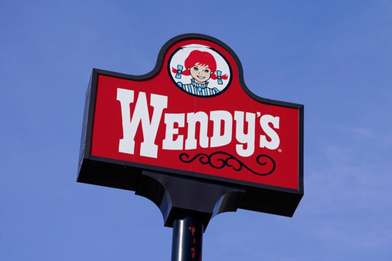 ARCHIVO – Un letrero sobre un restaurante Wendys, el 25 de febrero de 2021, en Des Moines, Iowa. (AP Foto/Charlie Neibergall, Archivo)
