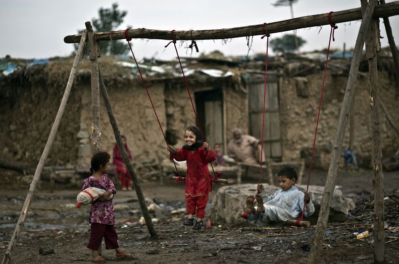 Refugiados afganos destejan la festividad musulmana de Eid al-Adha en las afueras de  Islamabad, Pakist&aacute;n, el jueves, 17 de octubre del 2013. (Foto AP/Muhammed Muheisen)