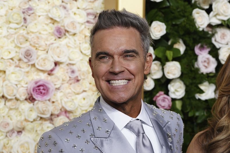 Robbie Williams llega a la 82ª edición de los Globos de Oro el domingo 5 de enero de 2025 en el Beverly Hilton de Beverly Hills, California. (Foto Jordan Strauss/Invision/AP)