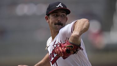 Spencer Strider de los Bravos de Atlanta lanza ante los Diamondbacks de Arizona, el jueves 20 de julio de 2023, en Atlanta. (AP Foto/John Bazemore)