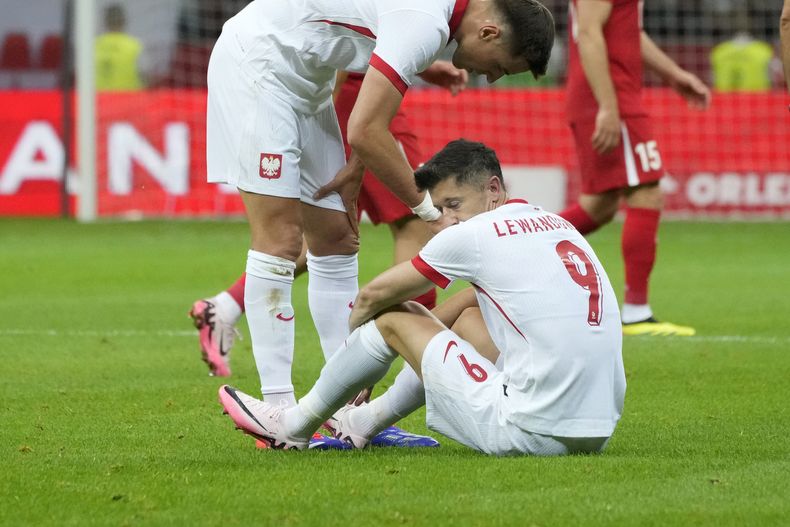 Robert Lewandowski (9), delantero de Polonia, reacciona durante el partido amistoso internacional entre Polonia y Turquía en el estadio Nacional de Varsovia, en Polonia, el lunes 10 de junio de 2024. (AP Foto/Czarek Sokolowski)