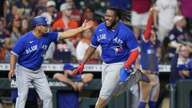 Azulejos superan a Astros con un doble de Chapman en el 9no
