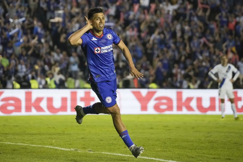 Ángel Sepúlveda, de Cruz Azul, celebra después de anotar el primer gol del partido en contra de Monterrey durante el partido de vuelta de la semifinal, en la Ciudad de México, el domingo 19 de mayo de 2024. (AP Foto/Eduardo Verdugo)