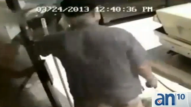 americateve | Un hombre de visita en Hialeah vive momentos de terror cuando dos sujetos armados intentan asesinarlo.