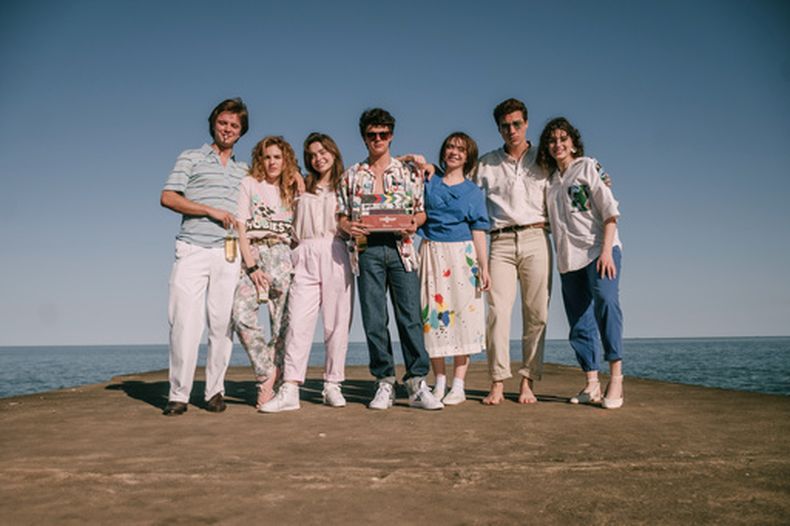 Esta imagen difundida por ViX muestra, de izquierda a derecha, a Luis de la Rosa, Michelle Pellicer, Macarena García, Iker Solano, Jesusa Ochoa, Edu Maruri y Sol Wainer posando en el set de la serie Timbiriche. (ViX vía AP)