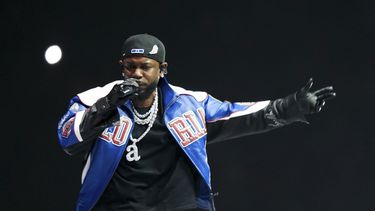 ARCHIVO - Kendrick Lamar se presenta durante el espectáculo de medio tiempo del Super Bowl 59 de la NFL entre los Chiefs de Kansas City y los Eagles de Filadelfia, el 9 de febrero de 2025, en Nueva Orleans. (Foto AP/Matt Slocum, archivo)
