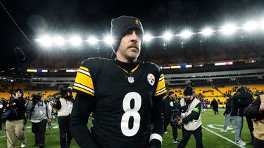 ARCHIVO - Foto del 12 de enero del 2026, el quarterback de los Steelers de Pittsburgh Aaron Rodgers sale del campo tras el juego de comodín ante los Texans de Houston. (AP Foto/Gene J. Puskar, Archivo)