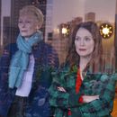 Esta imagen proporcionada por Sony Pictures Classics muestra a Julianne Moore, derecha, y Tilda Swinton en una escena de The Room Next Door. (Sony Pictures Classics via AP)