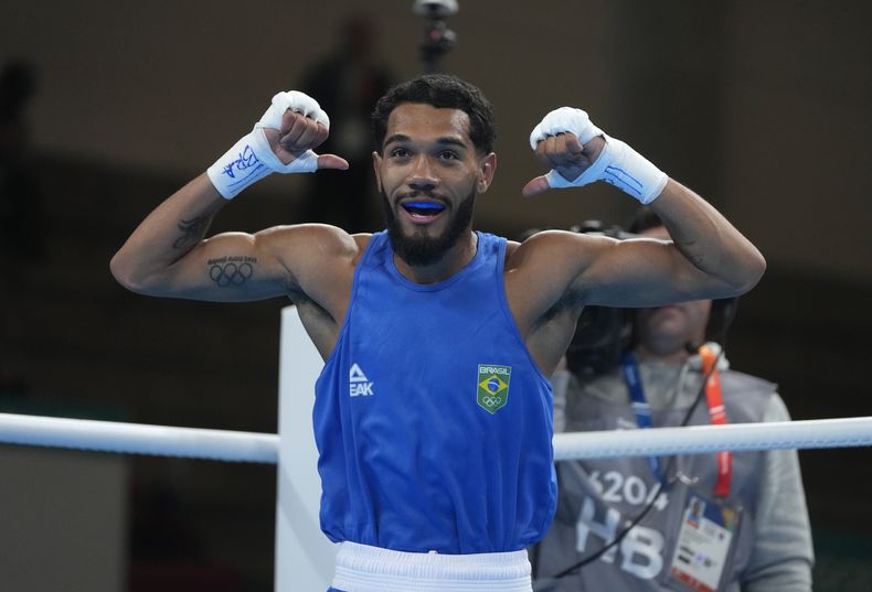 El brasileño Luis Do Nascimento celebra tras pelear contra el canadiense Victor Tremblay en la fase preliminar de la división de 57kg del boxeo de los Juegos Panamericanos, el jueves 19 de octubre de 2023, en Santiago. (AP Foto/Martín Mejía)