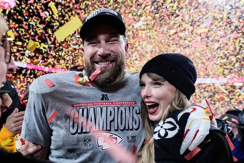 ARCHIVO - Travis Kelce, izquierda, y Taylor Swift posan tras el partido por el campeonato de la AFC de la NFL contra los Buffalo Bills, el 26 de enero de 2025, en Kansas City, Misuri. (Foto AP/Ashley Landis, archivo)