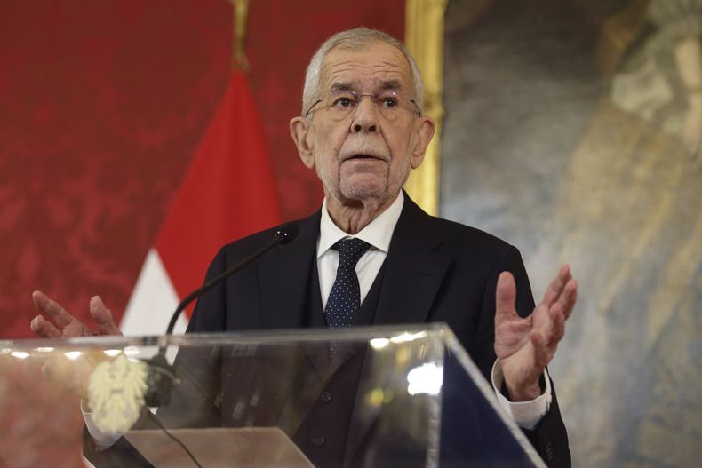El presidente austriaco Alexander Van der Bellen habla en una conferencia de prensa en la oficina presidencial, el lunes 6 de enero de 2025, en Viena. (AP Foto/Heinz-Peter Bader)