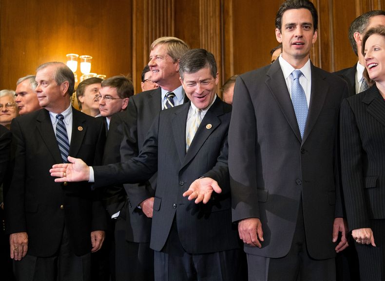 ARCHIVO - El congresista Jeb Hensarling, republicano por Texas, centro, celebra con sus colegas conservadores la aprobación de un proyecto de ley que evitará el cierre del gobierno y debilitará la ley de salud, el logro más importante del primer mandato del presidente Barack Obama, el 20 de septiembre de 2013, en el Capitolio de Washington. (Foto AP/J. Scott Applewhite, archivo)