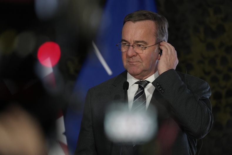 El ministro de Defensa de Alemania, Boris Pistorius, durante una conferencia de prensa posterior a una cumbre de ministros de Defensa de cinco países de la OTAN para discutir la coordinación de planes de defensa y apoyo a Ucrania, en Helenow, cerca de Varsovia, Polonia, el 13 de enero de 2025. (AP Foto/Czarek Sokolowski)