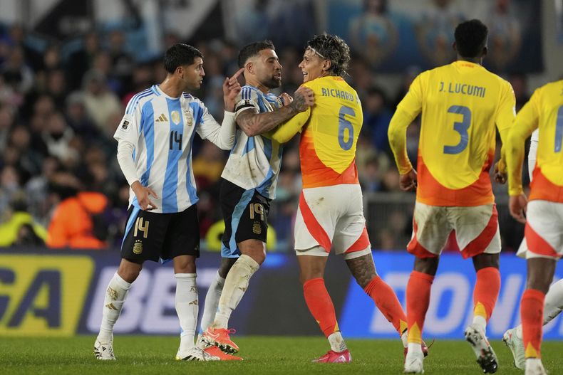ARCHIVO - El colombiano Richard Ríos (6) discute con el argentino Nicolás Otamendi, segundo desde la izquierda, durante un partido de fútbol de clasificación para la Copa Mundial de la FIFA 2026 en el estadio Monumental en Buenos Aires, Argentina, el martes 10 de junio de 2025. (AP Photo/Gustavo Garello, archivo)