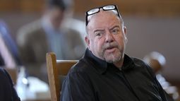ARCHIVO - Steve Kramer, fotografiado el miércoles, 5 de junio de 2024, en la Corte Superior, en Laconia, Nueva Hampshire, durante su comparecencia en relación con los cargos de supresión de votantes y suplantación de un candidato. (Foto AP /Steven Senne, Pool)
