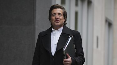 El abogado David Sherborne llega al Tribunal Superior, mientras comienza la acción legal del Príncipe Enrique contra News Group Newspapers por acusaciones de recopilación ilegal de información, en Londres, el miércoles 22 de enero de 2025. (Foto AP/Alastair Grant)
