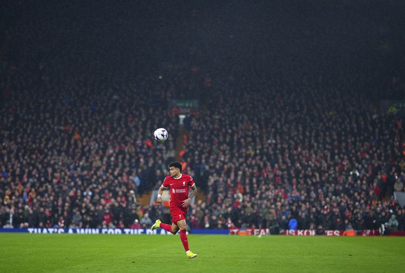 Luis Díaz de Liverpool durante el partido contra Manchester City en la Liga Premier, el domingo 10 de marzo de 2024, en Liverpool. (AP Foto/Jon Super)