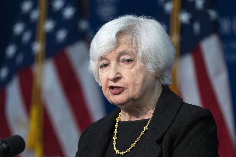 La secretaria del Tesoro Janet Yellen habla sobre la relación económica entre Estados Unidos y China en la Facultad de Estudios Internacionales Avanzados de la Universidad Johns Hopkins, el jueves 20 de abril de 2023, en Washington. (AP Foto/Manuel Balce Ceneta)