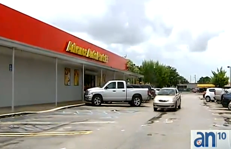 La policía continúa la búsqueda de los  hombres que a punta de pistola asaltaron al gerente de un establecimiento de piezas de repuesto de Hialeah.