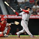 Masataka Yoshida, derecha, de los Medias Rojas de Boston, batea un sencillo productor durante la séptima entrada del juego de béisbol de Grandes Ligas contra los Angelinos de Los Ángeles, el domingo 5 de julio de 2026, en Anaheim, California. (AP Foto/William Liang)