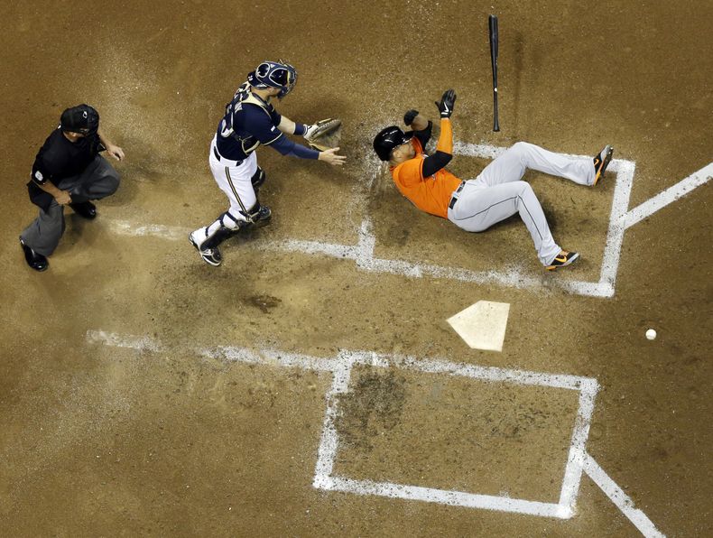 El jugador de los Marlins, Giancarlo Stanton, cae al ser golpeado por un lanzamiento el jueves, 11 de septiembre de 2014, en Milwaukee. (AP Photo/Morry Gash)