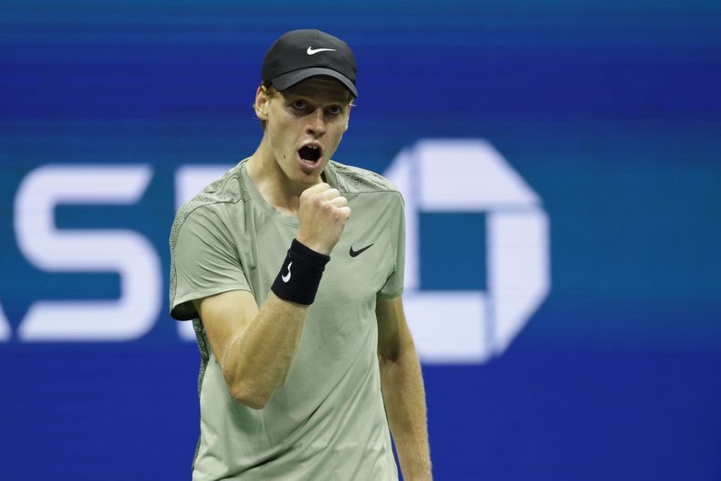 El italiano Jannik Sinner reacciona después de derrotar a Tommy Paul, de Estados Unidos, durante la cuarta ronda del torneo de tenis Abierto de Estados Unidos, el lunes 2 de septiembre de 2024, en Nueva York. (AP Foto/Adam Hunger)