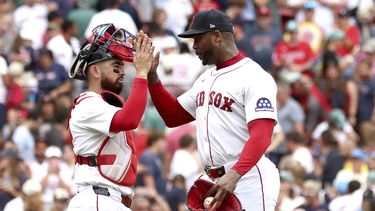 El cátcher de los Medias Rojas de Boston Connor Wong le da los cinco al pitcher Aroldis Chapman en el encuentro ante los Guardianes de Cleveland el lunes primero de septiembre del 2025. (AP Foto/Mark Stockwell)