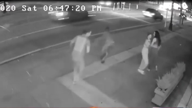 jovenes valdalizan restaurante de miami tras ser rechazados despues de negarse a usar mascaras