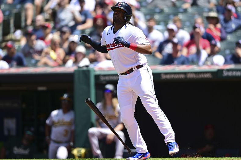 Josh Bell de los Guardianes de Cleveland observa su jonrón ante los Atléticos de Oakland, el jueves 22 de junio de 2023. (AP Foto/David Dermer)