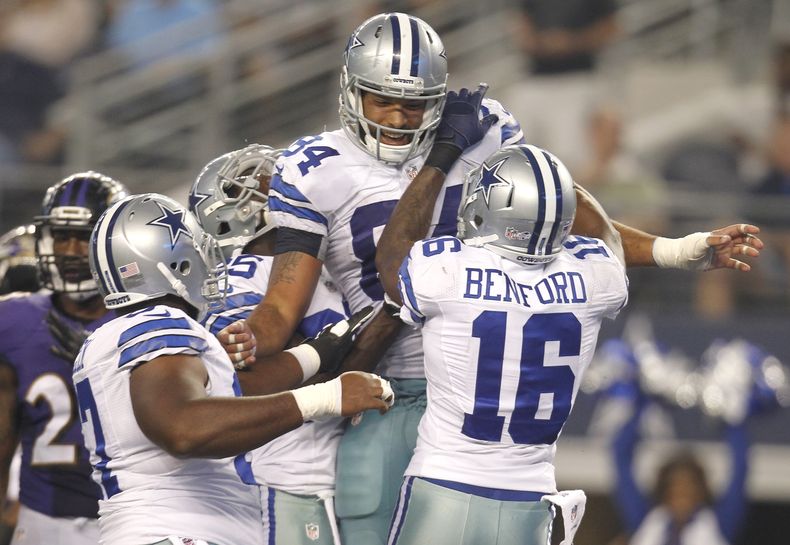 El jugador de los Cowboys, James Hanna (84), festeja con compa&ntilde;eros tras anotar un touchdown en un partido de pretemporada el s&aacute;bado, 16 de agosto de 2014, en Arlington, Texas. (AP Photo/Matt Strasen)