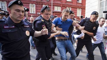 Archivo - Varios policías detienen al líder opositor ruso Alexei Navalny (centro) en Moscú, Rusia, el 10 de julio de 2013. (AP Foto/Evgeny Feldman, Archivo)