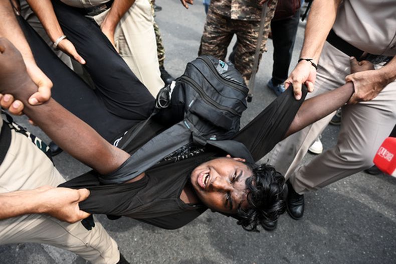 Personal de seguridad detiene a un manifestante durante una protesta juvenil contra el jefe electoral del país, Gyanesh Kumar, en Nueva Delhi, India, el domingo 11 de octubre de 2026. (AP Foto/Vipin)
