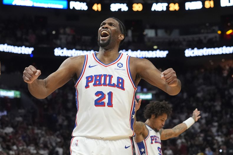 Joel Embiid, de los 76ers de Filadelfia, festeja durante el partido del jueves 4 de abril de 2024, ante el Heat de Miami (AP Foto/Marta Lavandier)