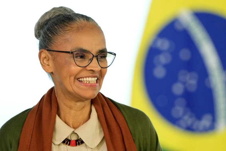 ARCHIVO – La ministra de Medio Ambiente de Brasil Marina Silva sonríe durante una ceremonia de firma de decreto el Día del Medio Ambiente en el Palacio Planalto en Brasilia, Brasil, el 3 de junio de 2025. (AP Foto/Eraldo Peres, Archivo)