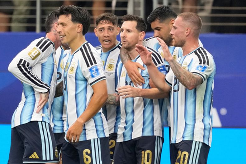 Lionel Messi celebra tras anotar un gol para Argentina en el partido contra Austria en el partido por el Grupo J del Mundial, el lunes 22 de junio de 2026, en Arlington, Texas. (AP Foto/Tony Gutiérrez)