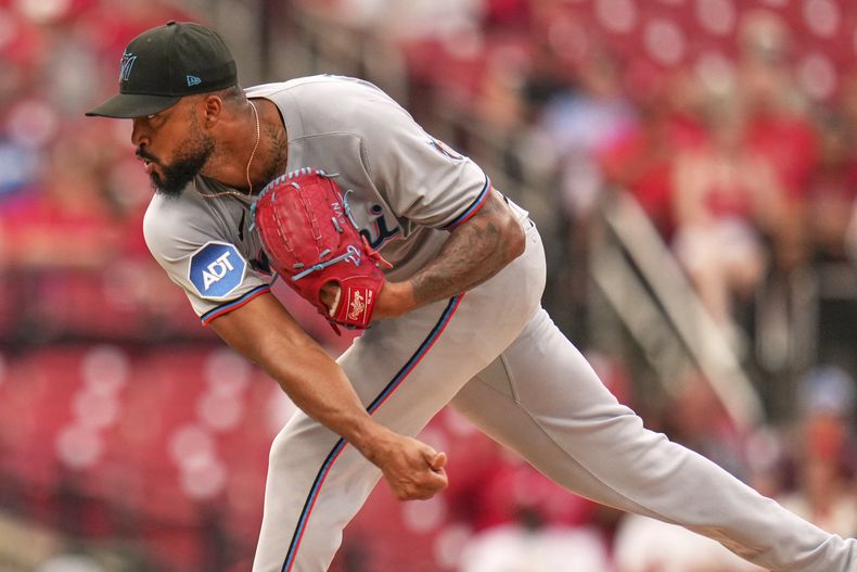 El abridor de los Marlins de Miami, el dominicano Sandy Alcantara lanza en la tercera entrada ante los Cardenales de San Luis el martes 29 de julio del 2025. (AP Foto/Jeff Roberson)