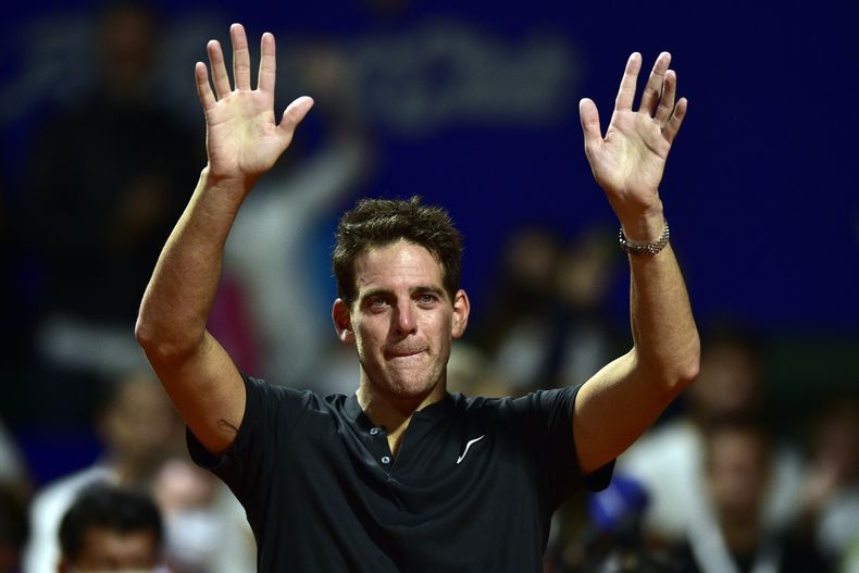 ARCHIVO - El argentino Juan Martín del Potro se despide del público tras perder un partido ante Federico Delbonis en Buenos Aires, el 8 de febrero de 2022 (AP Foto/Gustavo Garello, archivo)