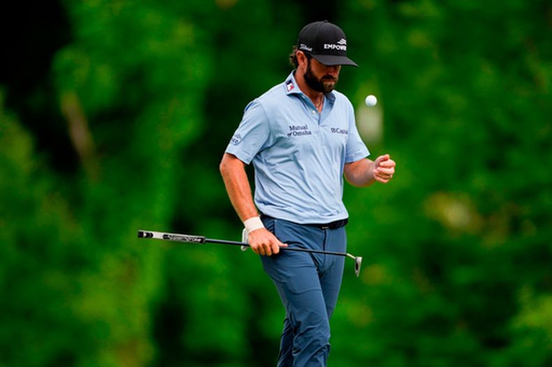Cameron Young lanza su pelota de golf al aire en el green del hoyo 12 durante la tercera ronda del torneo de golf Truist Championship en el Quail Hollow Club, el sábado 9 de mayo de 2026, en Charlotte, Carolina del Norte. (Foto AP/Chris Carlson)