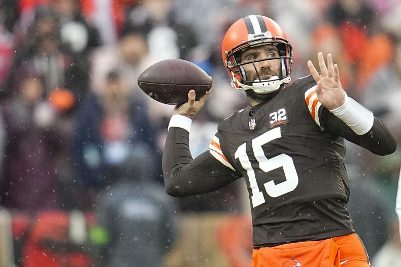 Joe Flacco (15), quarterback de los Browns de Cleveland, se alista para lanzar un pase en la primera mitad del juego de la NFL en contra de los Bears de Chicago en Cleveland, el domingo 17 de diciembre de 2023. (AP Foto/Sue Ogrocki)