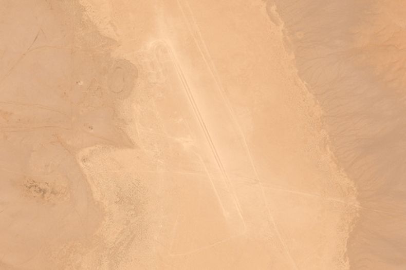 Esta imagen satelital proporcionada por Airbus DS muestra lo que parece ser una vía artificial excavada en el desierto occidental de Nukhaib en Irak, a unos 250 kilómetros (155 millas) al suroeste de la capital, Bagdad, el domingo 8 de marzo de 2026. (© Airbus DS 2026 vía AP)