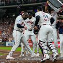 Yordan Alvarez, izquierda, bateador designado de los Astros de Houston, celebra con sus compañeros de equipo después de batear un jonrón de dos carreras decisivo en la novena entrada para dejar tendidos en el terreno a los Rays de Tampa Bay, el sábado 4 de julio de 2026, en Houston. (AP Foto/Jon Shapley)