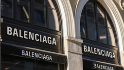 balenciaga presenta nuevo modelo de tenis rotos y sucios por 1.850 dolares (y genera desconcierto en redes sociales)