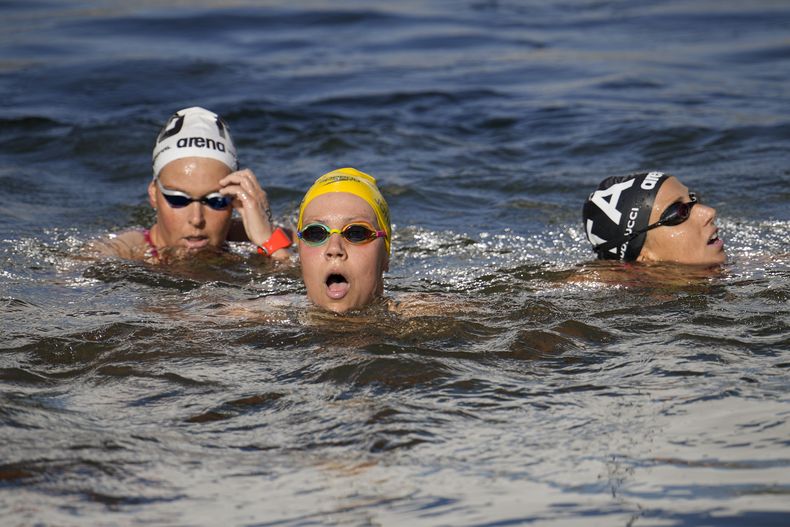 La holandesa Sharon Van Rouwendaal (izquierda) , la australiana Moesha Johnson (centro) y la italiana Ginevra Taddeucci (derecha) del maratón acuático femenino de los Juegos Olímpicos de París, el jueves 8 de agosto de 2024. (AP Foto/Vadim Ghirda)