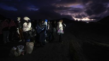 Solicitantes de asilo, en su mayoría procedentes de Colombia, China y Ecuador, esperan a ser procesados en un campamento improvisado después de cruzar la frontera de Estados Unidos desde México, el viernes 2 de febrero de 2024, cerca de Jacumba, California. (AP Foto/Gregory Bull, Archivo)