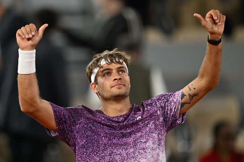 Flavio Cobolli reacciona tras su victoria ante Felix Auger-Aliassime en los cuartos de final de Roland Garros, el miércoles 3 de junio de 2026. (AP Foto/Emma Da Silva)
