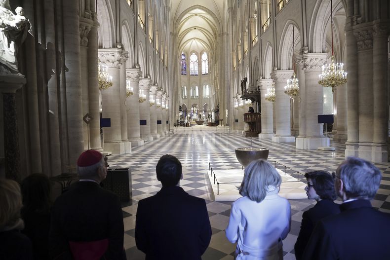 El presidente francés Emmanuel Macron, centro izquierda, y su esposa Brigitte Macron, tercera a la derecha, visitan los interiores restaurados de la Catedral de Notre-Dame, el viernes 29 de noviembre de 2024 en París. (Christophe Petit Tesson, Pool via AP)